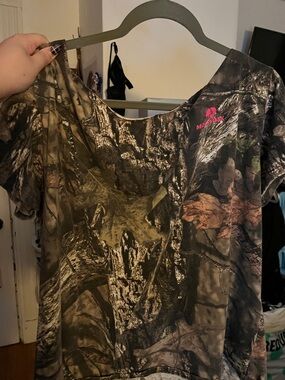 Mossy Oak off the shoulder camo short Sleeve tshirt with pink logo